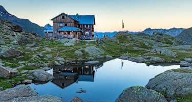 Die Bremer Hütte befindet sich ganz hinten im Gschnitztal am Fuße der Inneren Wetterspitze in den Stubaier Alpen in Tirol.