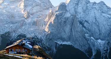 Bindelweghütte im Morgenlicht, Marmolata und Gran Vernel im Hintergrund