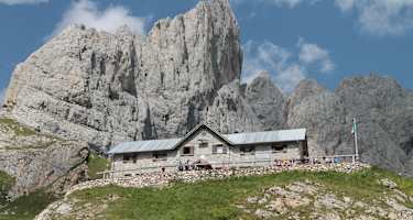 Die Calvin Hütte mit dem Monte Chiadenis