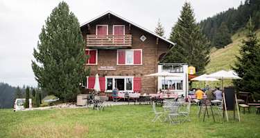 Das Chalet Schild und dessen Garten