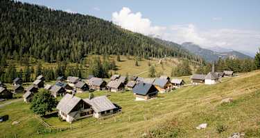 In einem Talkessel auf rund 1.500 Metern Seehöhe reiht sich hier Holzhaus an Holzhaus und ergibt so das Flair eines uralten Almdorfes.