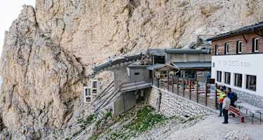 Die Toni-Demetz-Hütte in der Langkofel-Gruppe
