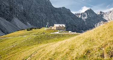 Die Falkenhütte im Karwendel unter den mächtigen Lalidererwänden