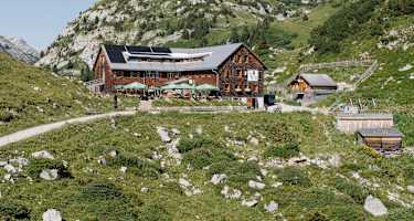 Die Freiburger Hütte (1.931 m) im Vorarlberger Lechquellengebirge liegt am Fuß der Roten Wand und etwas oberhalb des Formarinsees.