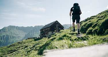 Die Neue Fürther Hütte hat ihren Platz neben dem Kratzenbergsee in der Venedigergruppe in Salzburg.