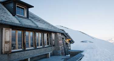 Die Grubenberghütte während der Abenddämmerung