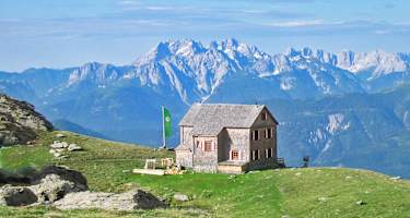 Die Hugo-Gerbers-Hütte (2.347 m) steht in der südwestlichen Kreuzeckgruppe über dem Oberdrautal in Kärnten.