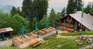 Die Hochälpelehütte (1.460 m) steht am Gipfel-Aufbau des Hochälple im Bregenzerwald am Bödele