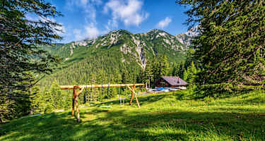 Lehnberghaus mit Kinderspielplatz