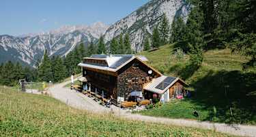 Südwestlich unterhalb der Solsteine und hoch über Zirl im Inntal gelegen ist die Neue Magdeburger Hütte.
