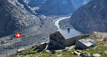 Die Oberaletschhütte oberhalb der Moräne bzw. Gletscherzunge des Oberaletschgletschers.