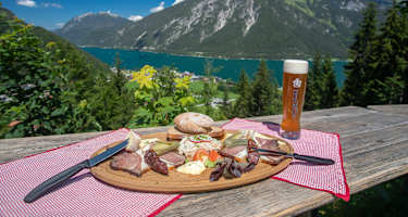 Traumhafter Blick von der Rodlhütte bei Pertisau auf den Achensee