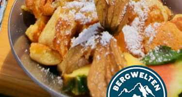 Kaiserschmarren auf der Rotkogelhütte mit toller Aussicht auf die Ötztaler Alpen.