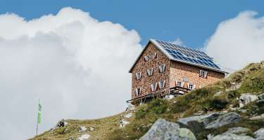 Die Neue Reichenberger Hütte thront auf fast 2.600 m