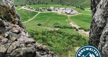 Die Steinling Alm von den Felsen der Kampenwand aus gesehen.