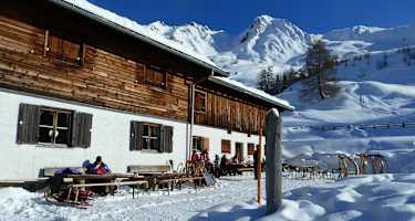 Die Stöcklalm ist im Winter eine beliebte Rodelhütte.