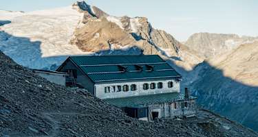 Das Heinrich-Schwaiger-Haus ist ein beliebtes Ziel für Wanderungen als auch Hochtouren.
