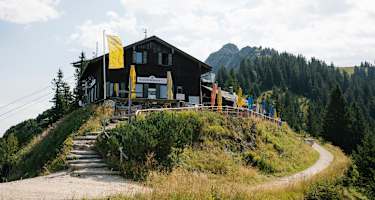 Die Berggaststätte Tegelberghaus liegt am Schwangauer Tegelberg bei Füssen in den Ammergauer Alpen.