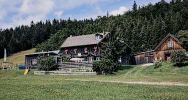 Das Unterberg-Schutzhaus steht am Fuße des Unterbergs in den Gutensteiner Alpen in Niederösterreich.