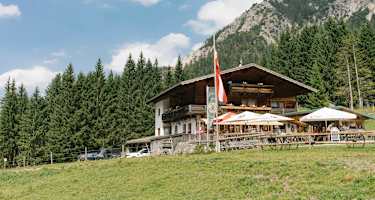 Die familienfreundliche Vilser Alm (1.226 m) in den Tannheimer Bergen