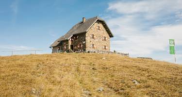 Die Hütte ist Ziel von Wanderern und bei entsprechender Schneelage von Skitourengehern und Schneeschuh-Wanderern.