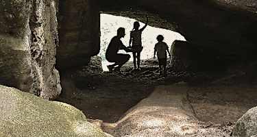 Neben der kleinen Höhle stand der erste Ausschank auf dem Rauenstein. Ob die Höhle wohl als Kühlkeller diente?