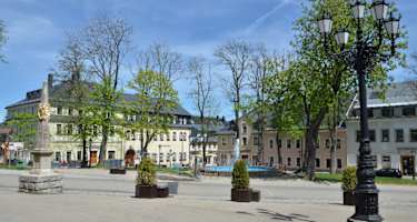 Oberwiesenthal, im Winter Zentrum für den Wintersport, im Sommer Ausgangspunkt von Wanderungen, und den Fichtelberggipfel trennen gerade mal rund 350 Höhenmeter.