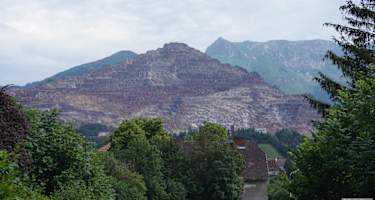 Hoch über Eisenerz thront der Erzberg.