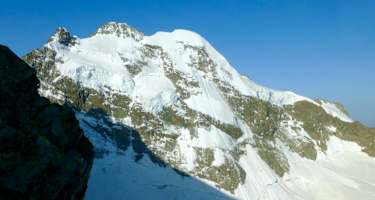 Der imposante Doppelgipfel des Piz Roseg