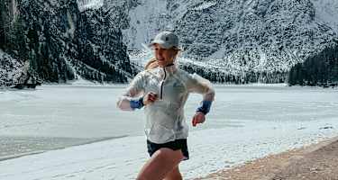 Wenn der Pragser Wildsee im Frühling noch unter einer Eisschicht ruht, läuft es sich entlang des Ufers umso entspannter, weil noch kaum Wanderer unterwegs sind.