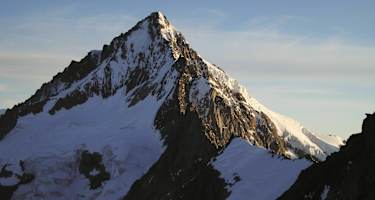 Blick vom Geisshorn zum Aletschhorn. Links im Schatten die Normalroute (nicht der Grat am Horizont), an der SchattenSonnengrenze der SSE-Grat