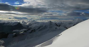Beim Aufstieg zum Alphubel hat man einen wunderbaren Ausblick auf das Allalinhorn (Mitte) und das Strahlhorn (rechts)