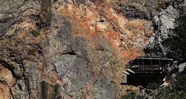 Die kleine Hütte am Rinka-Wasserfall.