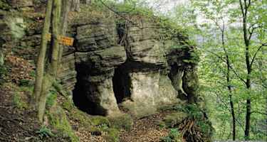 Die Graselhöhle am Aufstieg zur Burg