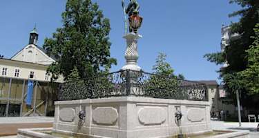 Vom Domplatz in Salzburg gehen wir durch die Franziskanergasse und die Hofstallgasse zum Herbert-von-Karajan-Platz. Hier halten wir uns links.