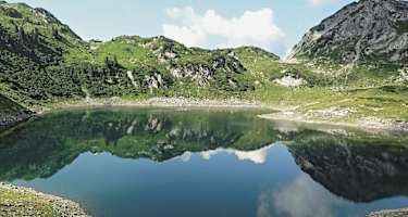 Der Ortsbus bringt uns von Lech zur Endhaltestelle Formarinsee. Diese liegt auf einem kleinen Pass (1871 m) zwischen Formarinalpe und Formarinsee.