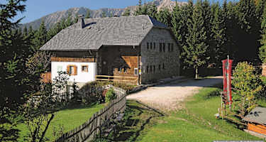 Das Öhlerschutzhaus mit dem Hochschneeberg (Waxriegel, Kaiserstein) dahinter.