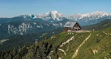 Die Kahlkogelhütte mit Blick in die Julischen Alpen.