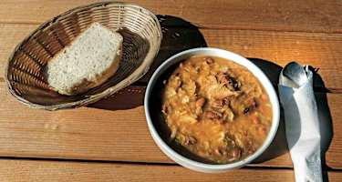 Unser Lieblingsessen in Slowenien – der Sauerkraut-Bohnen-Eintopf »Jota«.