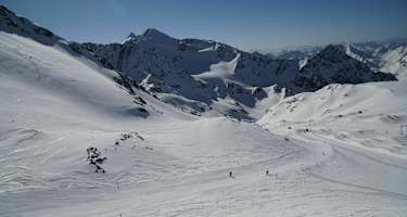 Abfahrt von der Bergstation Schaufeljoch entlang der Piste zur Talstation des Schleppliftes, wo man den gesicherten Skiraum verläßt und durch eine Mulde zum Anfellplatz am Beginn des Pfaffenferners gelangt. Die Aufstiegsspur Richtung Pfaffenjoch ist tw. sichtbar, ebenso wie die markante Silhouette des Zuckerhütl.