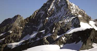 Der Dent-Blanche-Südgrat im Überblick. Nach dem Grossen Gendarm folgt der Abschnitt mit den vielen kleinen Türmen. Hier spielen sich oft Szenen von überforderten Alpinisten ab, die sich trotz abgesicherter Route versteigen und irgendwo in den Flanken herumturnen.