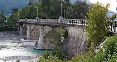 die Fella-Brücke nach Moggio Udinese – dahinter Ausläufer des Monticello