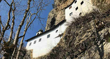 Die Einsiedelei St. Georg klebt am Felsen