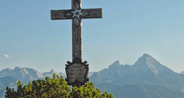 Gipfelkreuz auf der Kneifelspitze mit dem Watzmann im Hintergrund.