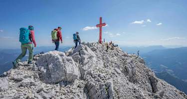 Am Gipfel des Großen Priel steht ein rotes Gipfelkreuz.