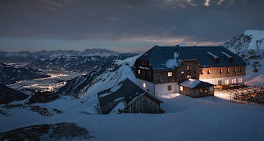 Die Krefelder Hütte bei Nacht