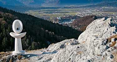 Am Nockstein: Ausblick auf Salzburg, Sonntagshorn (Mitte) und Hochstaufen mit Zwiesel (rechts). Links eine Marmorskulptur (vita salubritas).
