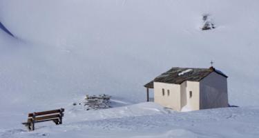 Vorbei am zugeschneiten Schwarzsee und der Kapelle Maria zum Schnee Vorbei am zugeschneiten Schwarzsee und der Kapelle Maria zum Schnee