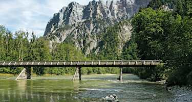 Am Johnsbachsteg: Bis nahezu 1.800 Meter überragen die Gipfel der Hochtorgruppe den Gesäuse-Schluchtgrund.