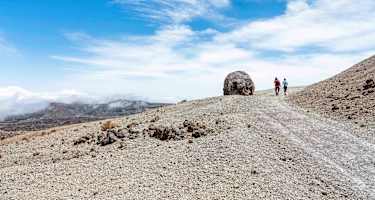 Die sogenannten „Teide-Eier“ säumen den Weg zum Gipfel.